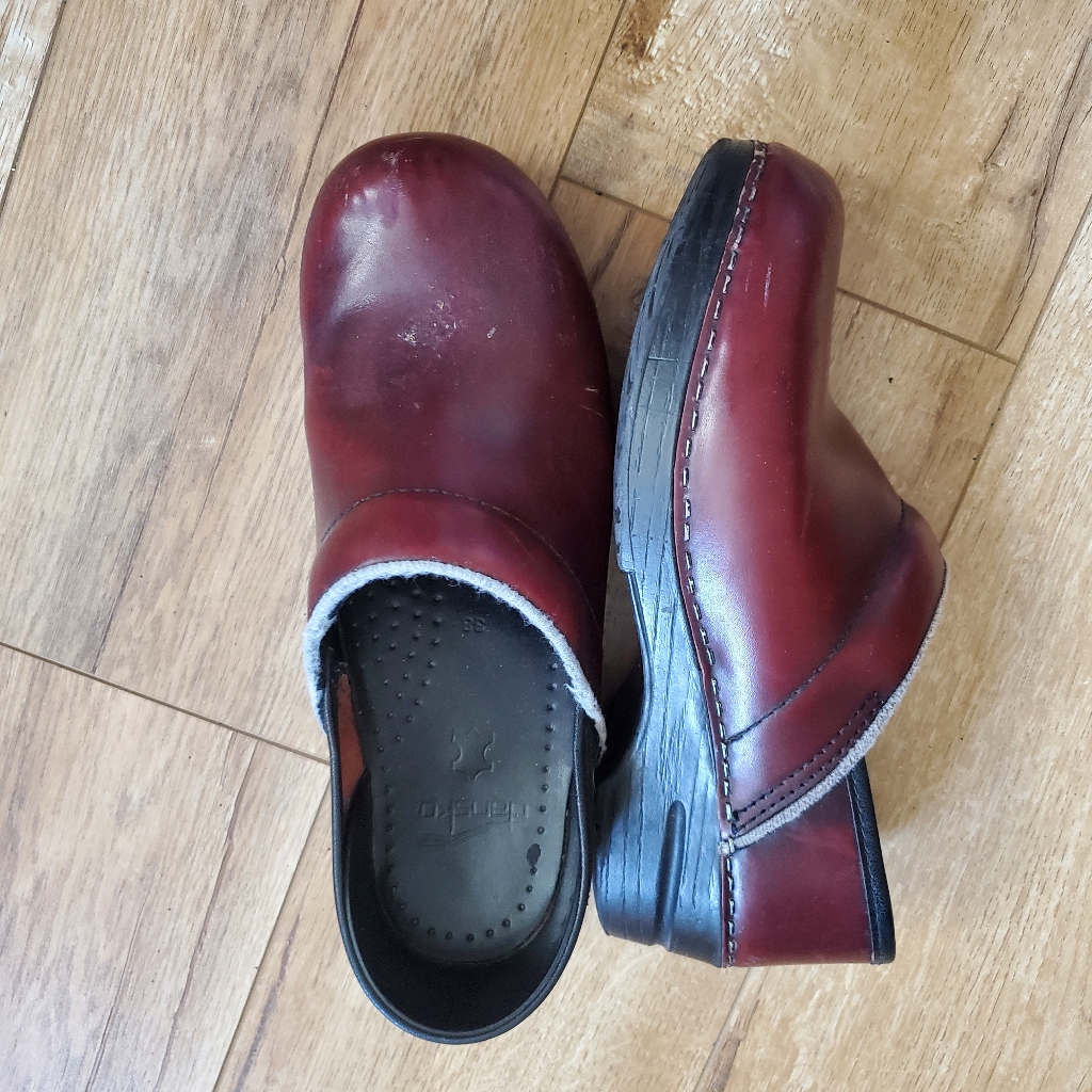 Dansko Professional Leather Clogs Women’s Sz 38 Burgundy Black Bottoms